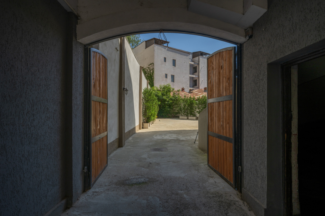 CAROL - EPISCOP CHESARIE, APARTAMENT 250 MP TOTAL, CURTE 250 MP!