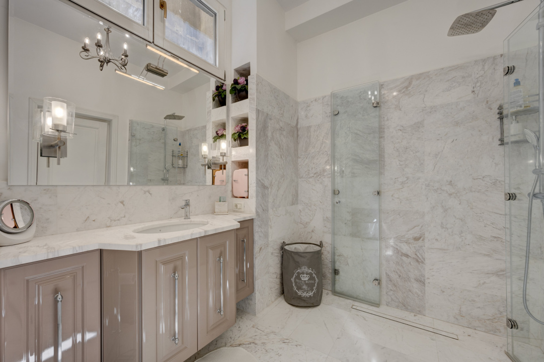 CAROL - EPISCOP CHESARIE, APARTAMENT 250 MP TOTAL, CURTE 250 MP!