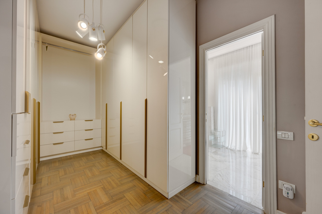 CAROL - EPISCOP CHESARIE, APARTAMENT 250 MP TOTAL, CURTE 250 MP!