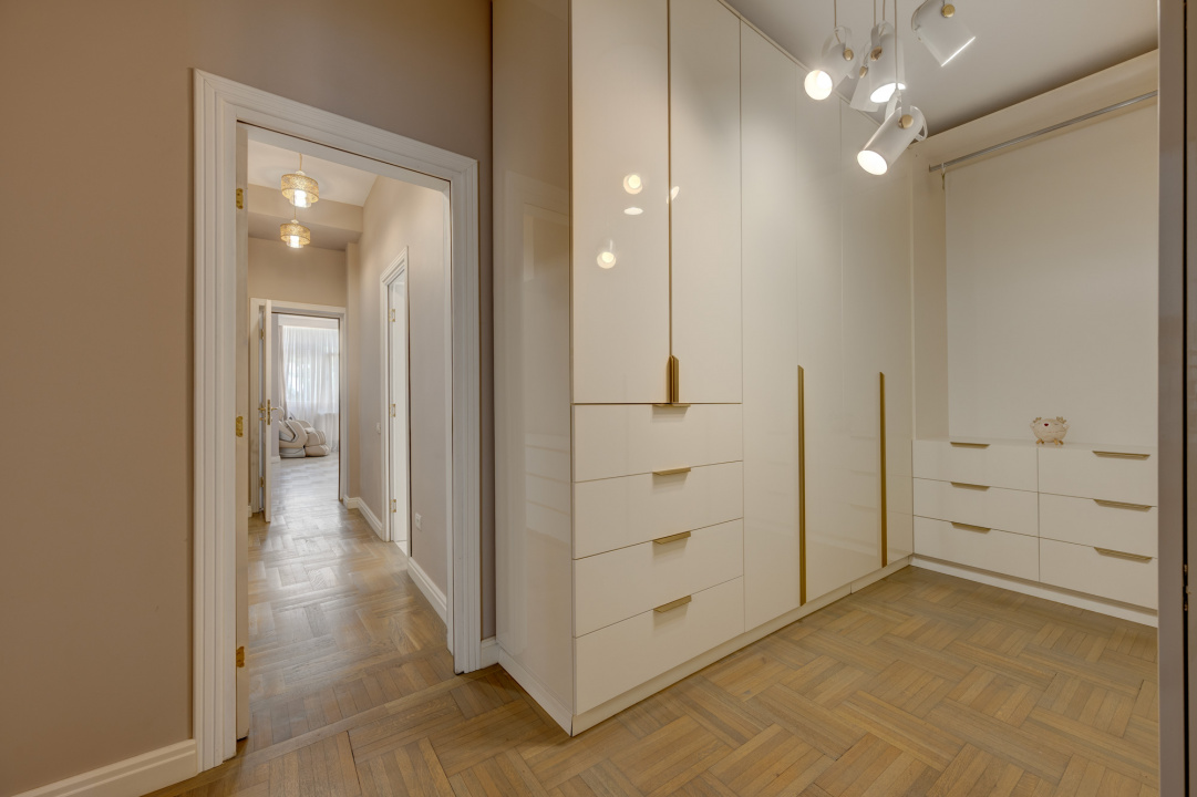 CAROL - EPISCOP CHESARIE, APARTAMENT 250 MP TOTAL, CURTE 250 MP!